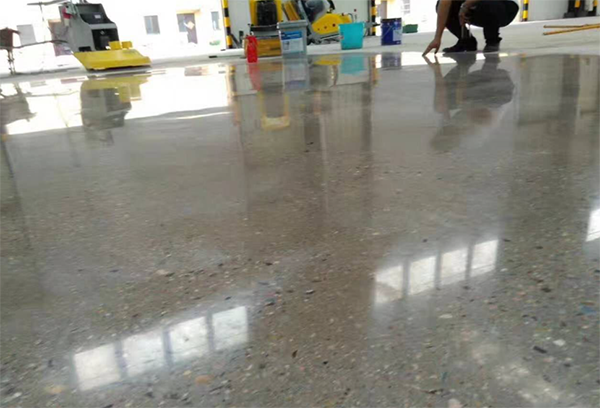 打磨機打磨地面.png