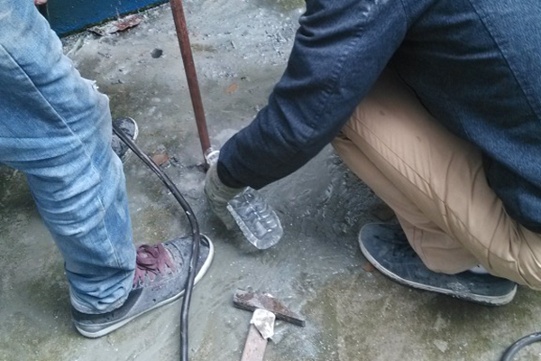 環氧防靜電地坪漆接地系統施工進行中.jpg