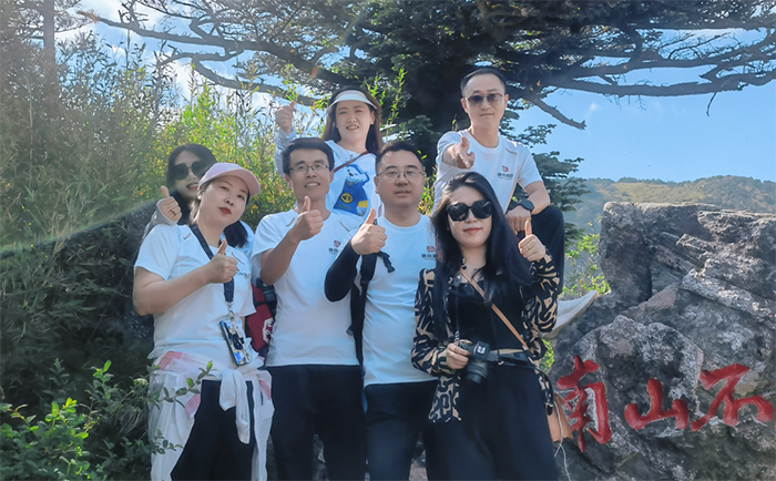 登上山頂的員工合照.png