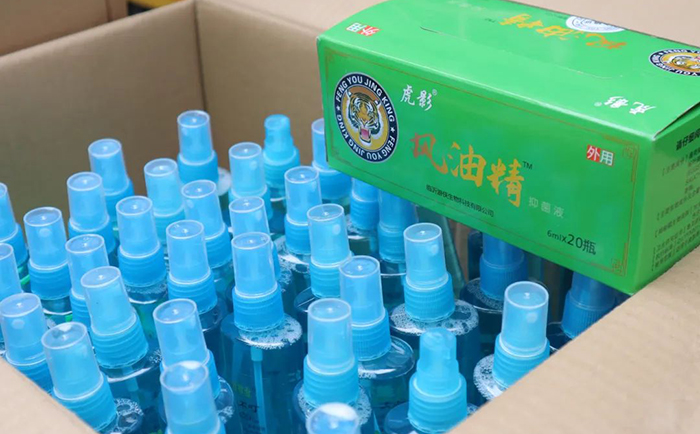 為環衛工人送上風油精、花露水.jpg