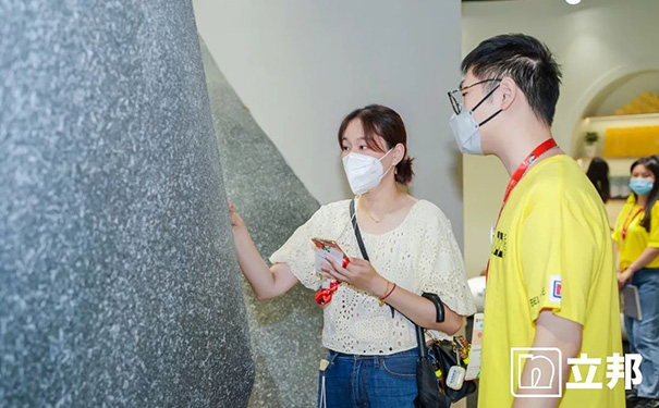 “真假難辨”的材料體驗區.jpg