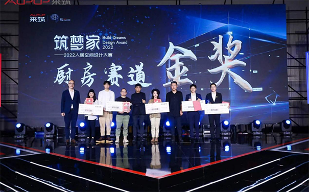 廚房賽道五強(qiáng)選手跟嘉賓合影.png