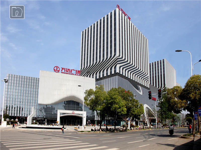 白色商業建筑真石漆.png